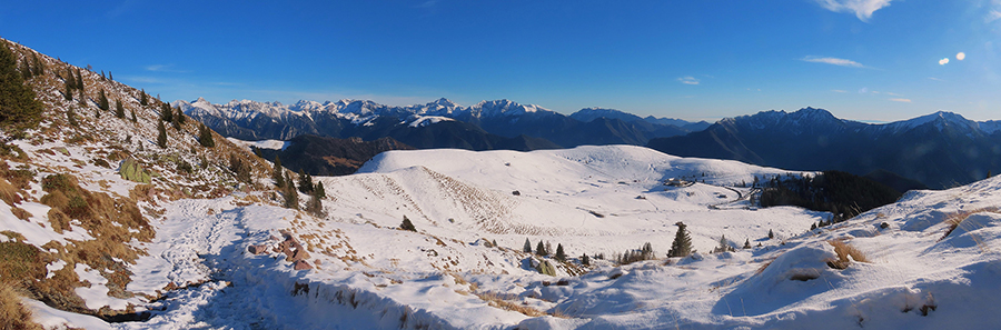 Dal sent. 109A i PIani dell'Avaro innevati con vista verso le Orobie